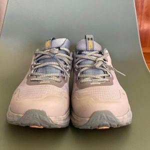 Like new tennis shoes